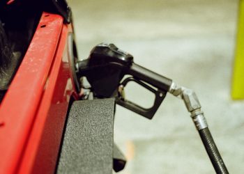 Opłaty i podatki stanowią blisko 50% detalicznych cen paliw