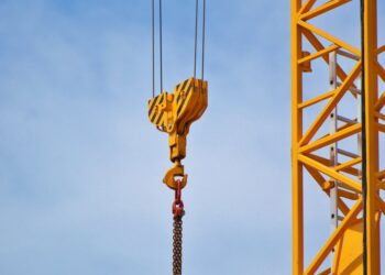 Obsługa podestów ruchomych wymaga uprawnień. Jak je zdobyć?