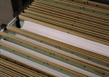 Jak bezpiecznie przechowywać akta pracowników