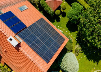 Panele solarne – jak przygotować je na okres jesienno-zimowy?