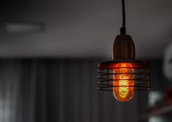 Drogi prąd w Polsce. Przez 20 lat podrożał prawie trzykrotnie