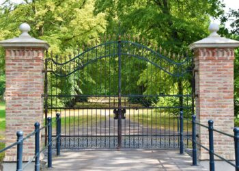 Brama ogrodzeniowa – przesuwna czy rozwierana?