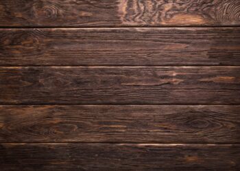 Jak przebiega renowacja drewnianego domu?