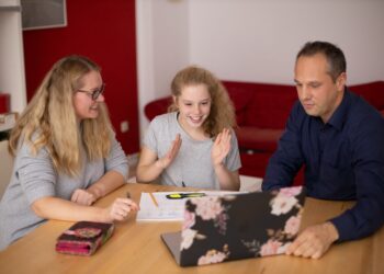 Kosze prezentowe dla rodziców – co warto dla nich wybrać?