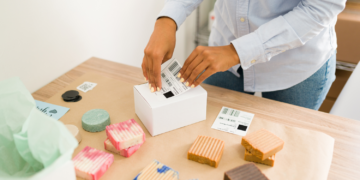 Jak etykieciarka automatyczna poprawia wydajność produkcji i obniża koszty operacyjne?